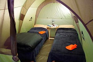 Раскладушка и туристическая кровать: обустраиваем спальное место в палатке зимой
